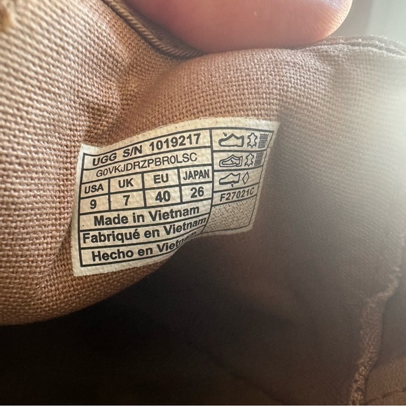 Ugg shoes size 9 used but good condition - Picture 5 of 5